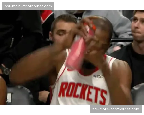 场边镜头：看到球队再次因定位球失分，塞维利亚主帅弗洛雷斯怒摔水瓶